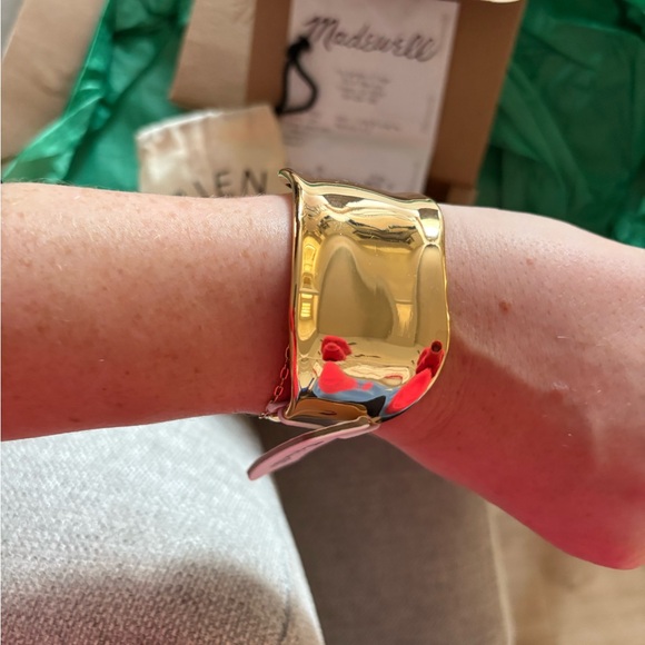 Gold cuff Bracelet - Picture 1 of 2